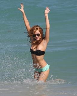 Bella Thorne dans Bikini Topless [2385x2976] [558.27 kb]