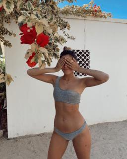 Anna Padilla en Bikini [1080x1349] [267.34 kb]