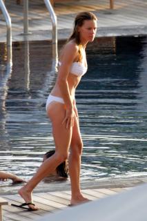 Hilary Swank na Bikini [1933x2900] [464.36 kb]