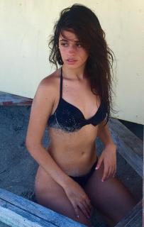 Camila Cabello en Bikini [1200x1889] [331.7 kb]