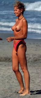 Esther Arroyo dans Topless [256x603] [23.76 kb]