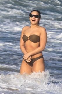 Demi Lovato dans Bikini [1236x1853] [249.9 kb]
