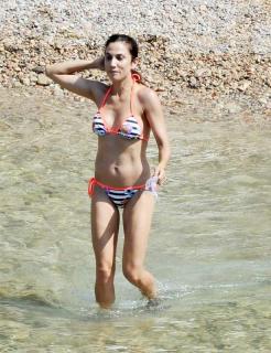 Toni Acosta dans Bikini [615x800] [161.89 kb]