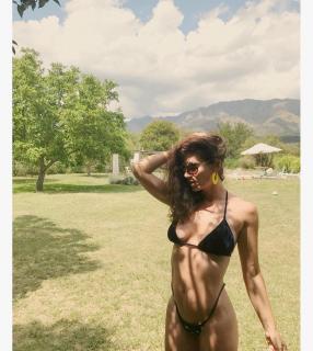 Griselda Siciliani in Bikini [1080x1206] [264.54 kb]