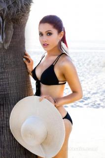 Ariana Grande na Bikini [600x900] [72.89 kb]