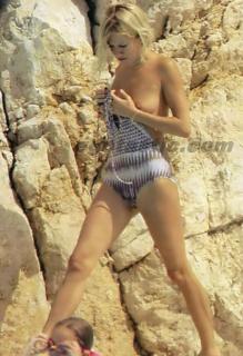 Sienna Miller in Topless [1327x1931] [324.91 kb]