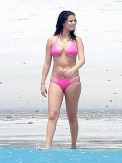 Selena Gomez in Bikini [468x625] [47.82 kb]