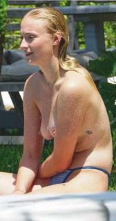 Sophie Turner dans Topless [346x658] [44.44 kb]