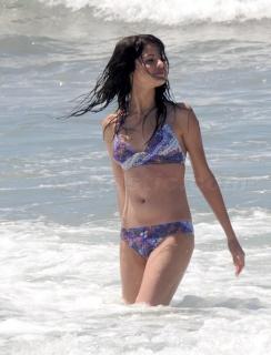 Selena Gomez dans Bikini [638x836] [60.04 kb]