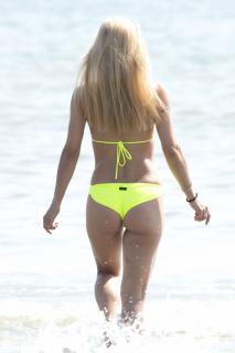 Michelle Hunziker dans Bikini [1280x1920] [224.7 kb]