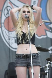 Taylor Momsen [2410x3622] [734.58 kb]