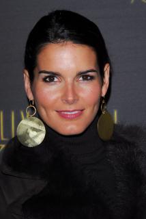 Angie Harmon [1944x2896] [412.86 kb]