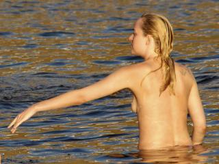 Dakota Johnson in Topless [3600x2700] [604.34 kb]