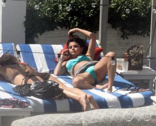 Selena Gomez dans Bikini [1477x1200] [205.23 kb]