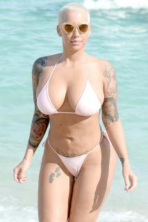 Amber Rose in Bikini [800x1200] [167.81 kb]