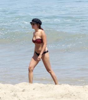 Ashley Tisdale na Bikini [2112x2400] [864.7 kb]