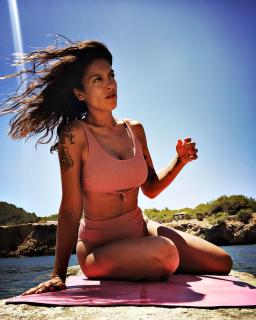 Lorena Castell dans Bikini [1080x1350] [254.67 kb]