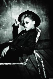 Rihanna dans Talk That Talk Album [1800x2700] [588.25 kb]