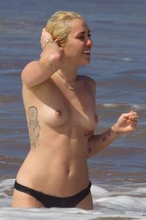Miley Cyrus in Topless [2400x3600] [674.51 kb]