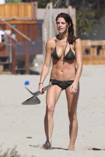 Ashley Greene en Bikini [1027x1540] [123.91 kb]