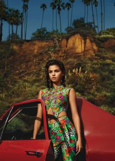 Selena Gomez dans Vogue [2147x3000] [1256.69 kb]