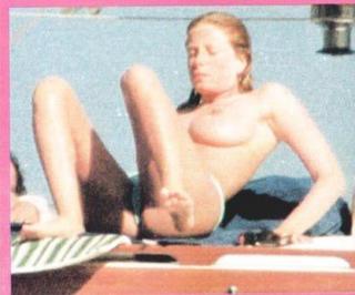 Alessia Marcuzzi na Topless [416x347] [23.81 kb]
