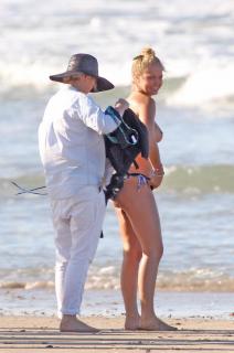 Lara Worthington en Topless [1602x2412] [294.74 kb]