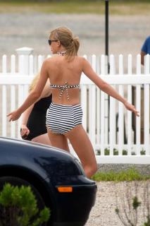 Taylor Swift in Bikini [800x1200] [91.2 kb]