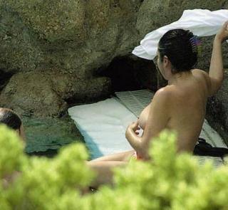 Isabel Pantoja in Topless [390x360] [37.23 kb]
