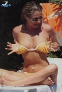 Federica Panicucci in Bikini [605x900] [58.54 kb]
