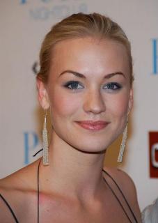 Yvonne Strahovski [560x789] [43.4 kb]