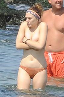 Elizabeth Olsen na Bikini [1100x1650] [149.84 kb]