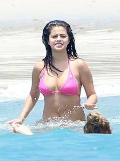 Selena Gomez in Bikini [466x622] [52.95 kb]
