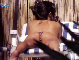 Manuela Arcuri in Topless [797x610] [62.03 kb]