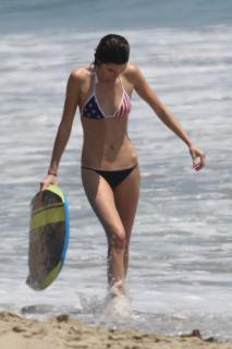 Kendall Jenner dans Bikini [799x1200] [70.79 kb]