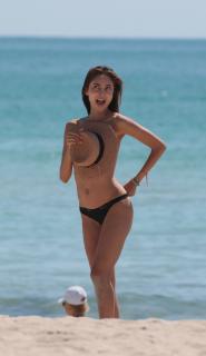 Patricia Gloria Contreras in Bikini [1742x3000] [382.5 kb]