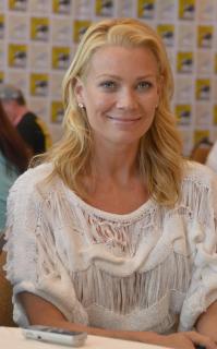 Laurie Holden [740x1186] [158.77 kb]