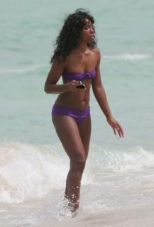 Kelly Rowland in Bikini [1200x1762] [203.01 kb]