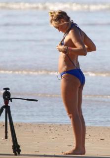 Lara Worthington dans Bikini [800x1147] [77.06 kb]