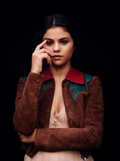 Selena Gomez [1000x1334] [167.16 kb]