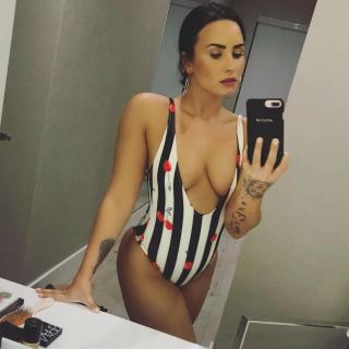 Demi Lovato in Bikini [1080x1080] [159.77 kb]