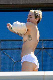 Miley Cyrus in Topless [1333x2000] [386.44 kb]