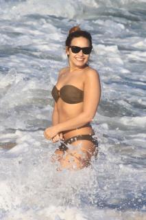 Demi Lovato dans Bikini [1252x1878] [259.65 kb]
