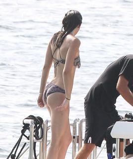 Kendall Jenner dans Bikini [800x954] [141.17 kb]