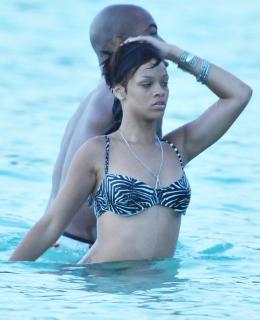 Rihanna in Bikini [1200x1476] [145.67 kb]