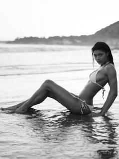 Danielle Herrington na Bikini [712x950] [118.33 kb]