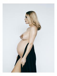 Anna Opsal in Pregnant Nude [3072x4096] [851.42 kb]