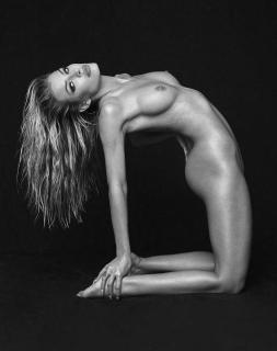 Jessica Goicoechea Jover in Treats! Magazine Nude [1430x1805] [199.92 kb]