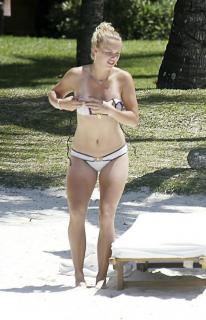 Caroline Wozniacki dans Bikini [600x929] [84.97 kb]