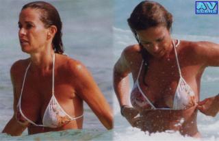 Cristina Parodi in Bikini [1000x646] [102 kb]